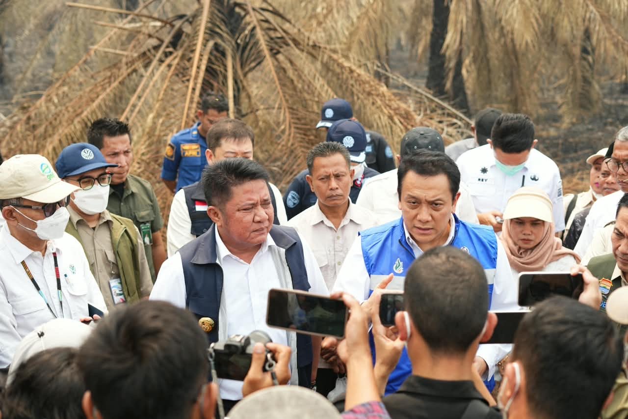 Perkuat Kolaborasi Penanganan Karhutla, Wamen LH Dampingi Gubernur Herman Deru Tinjau Titik Api di Palembang